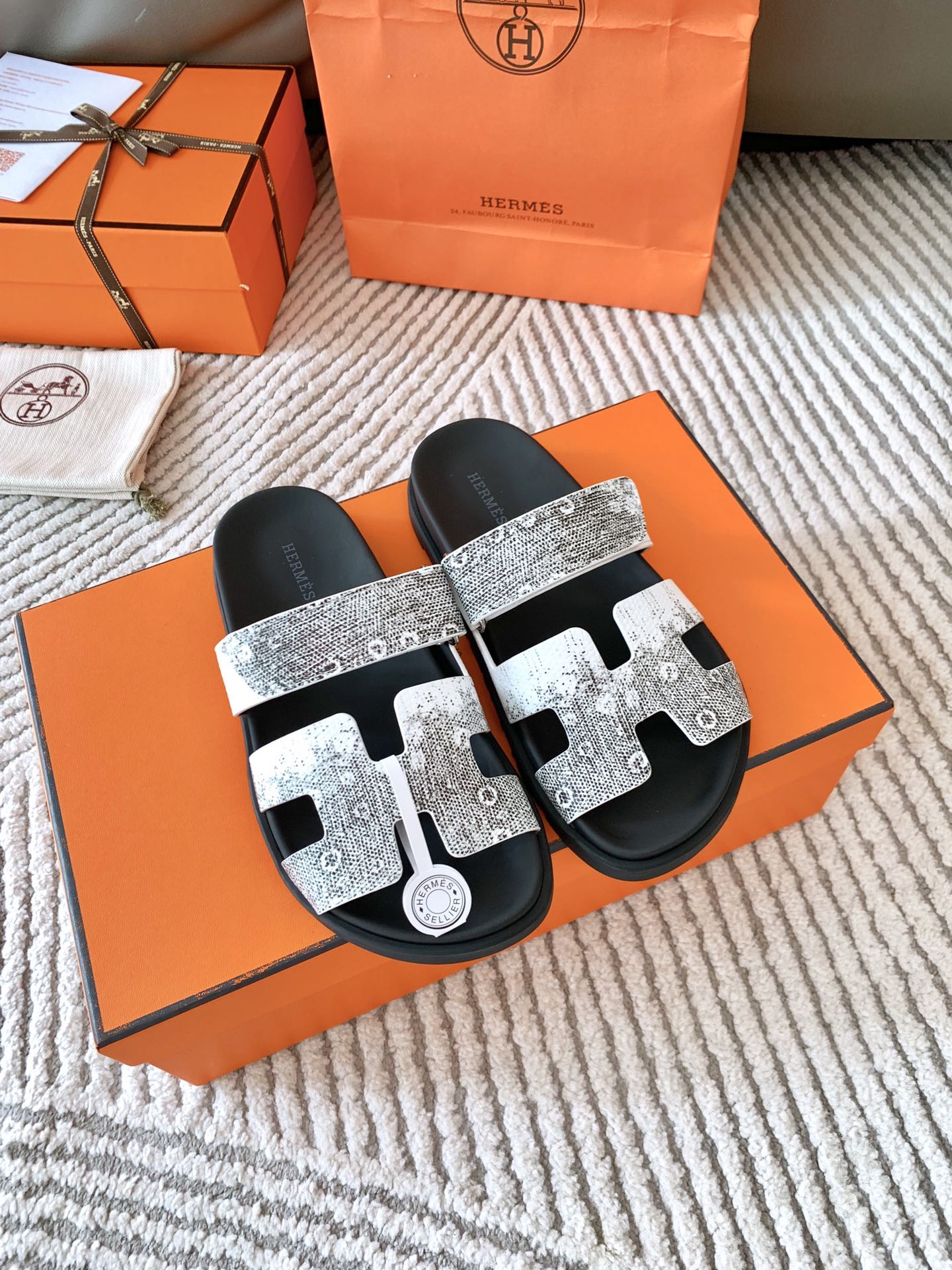 HM Chypre Sandal Ombre White Black Cowhide 963215