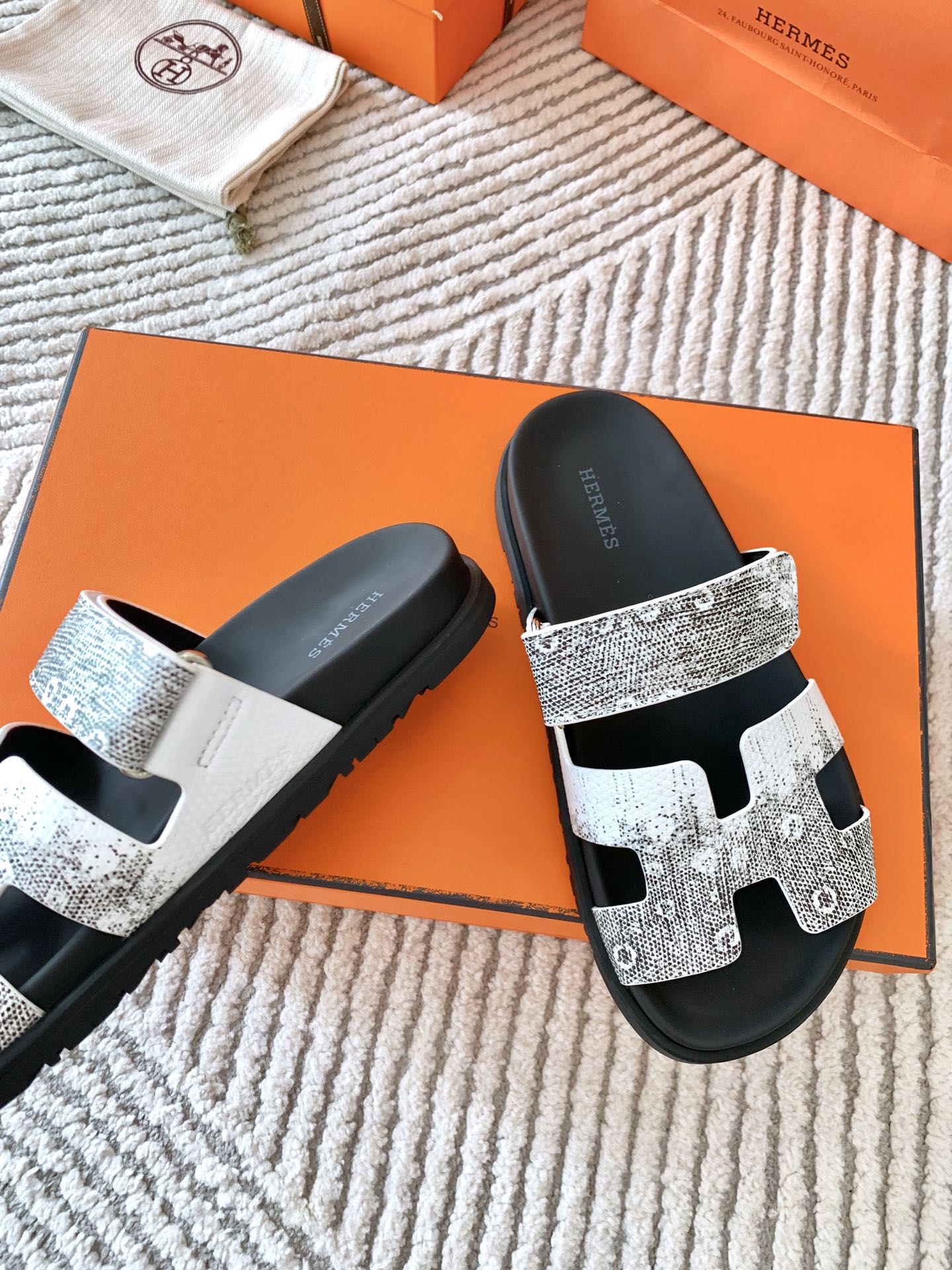 HM Chypre Sandal Ombre White Black Cowhide 963215