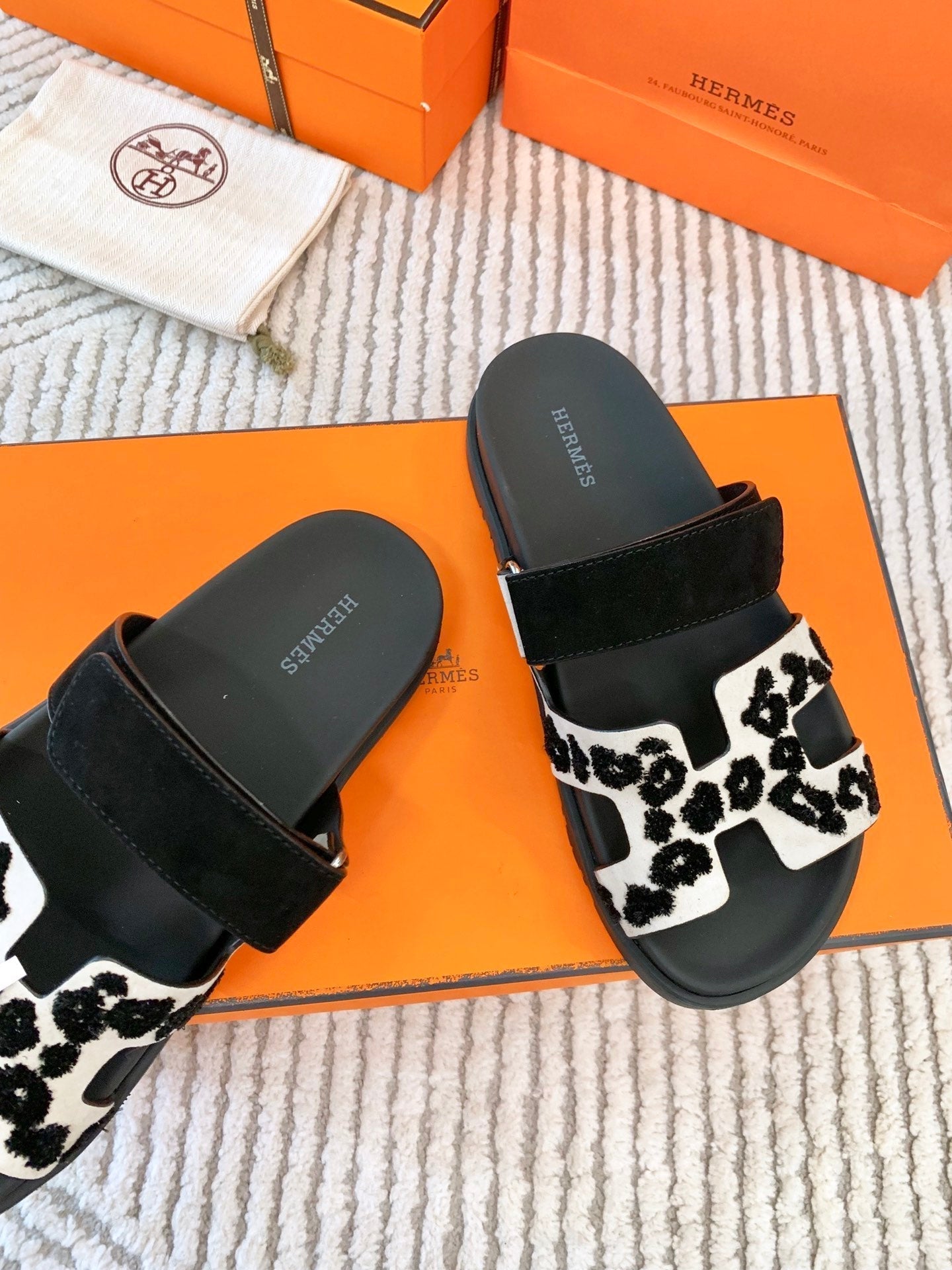 HM Chypre Sandal Black White Suede  963207