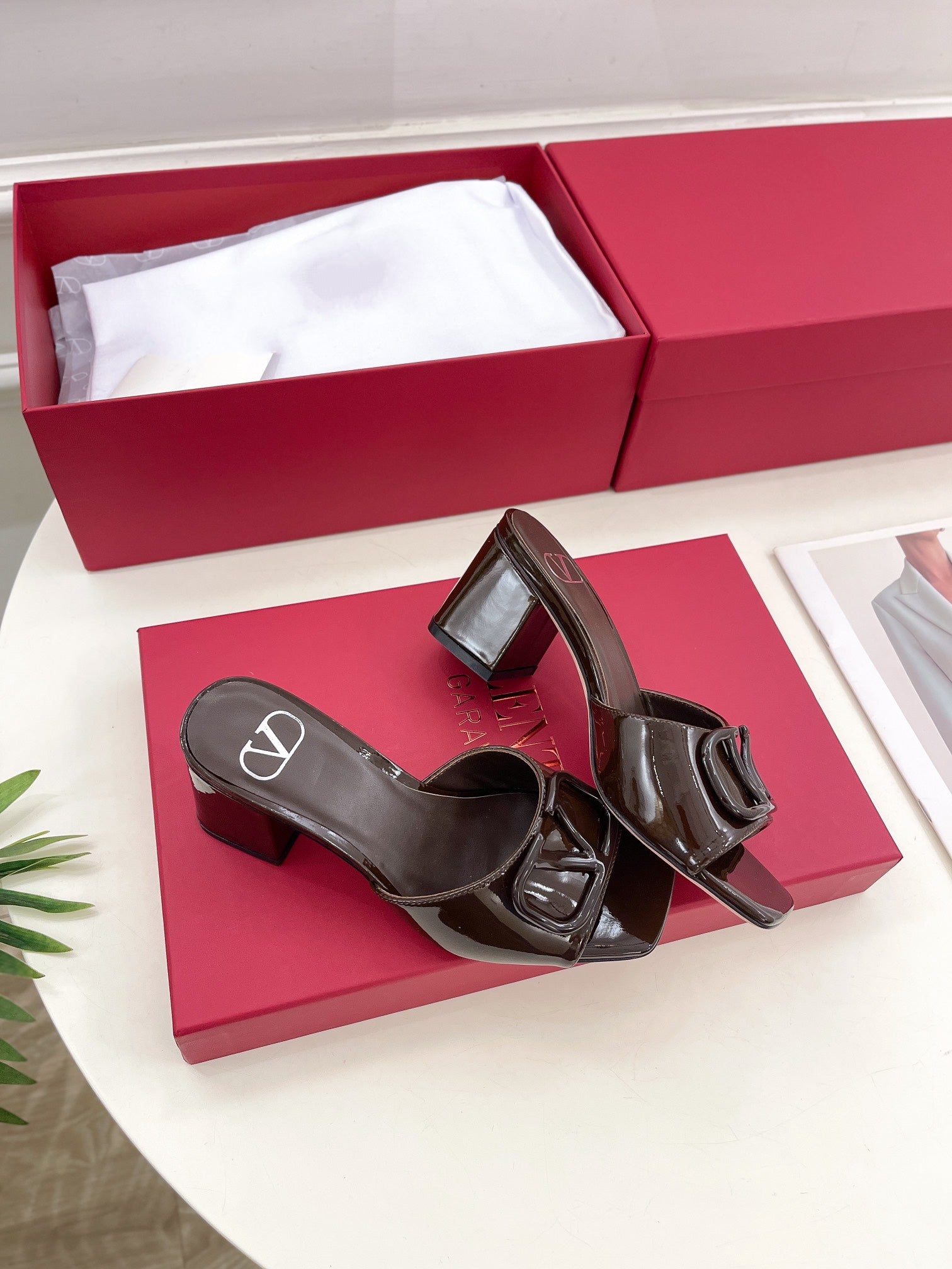 Vlogo 60 Patent Sandal Brown Leather