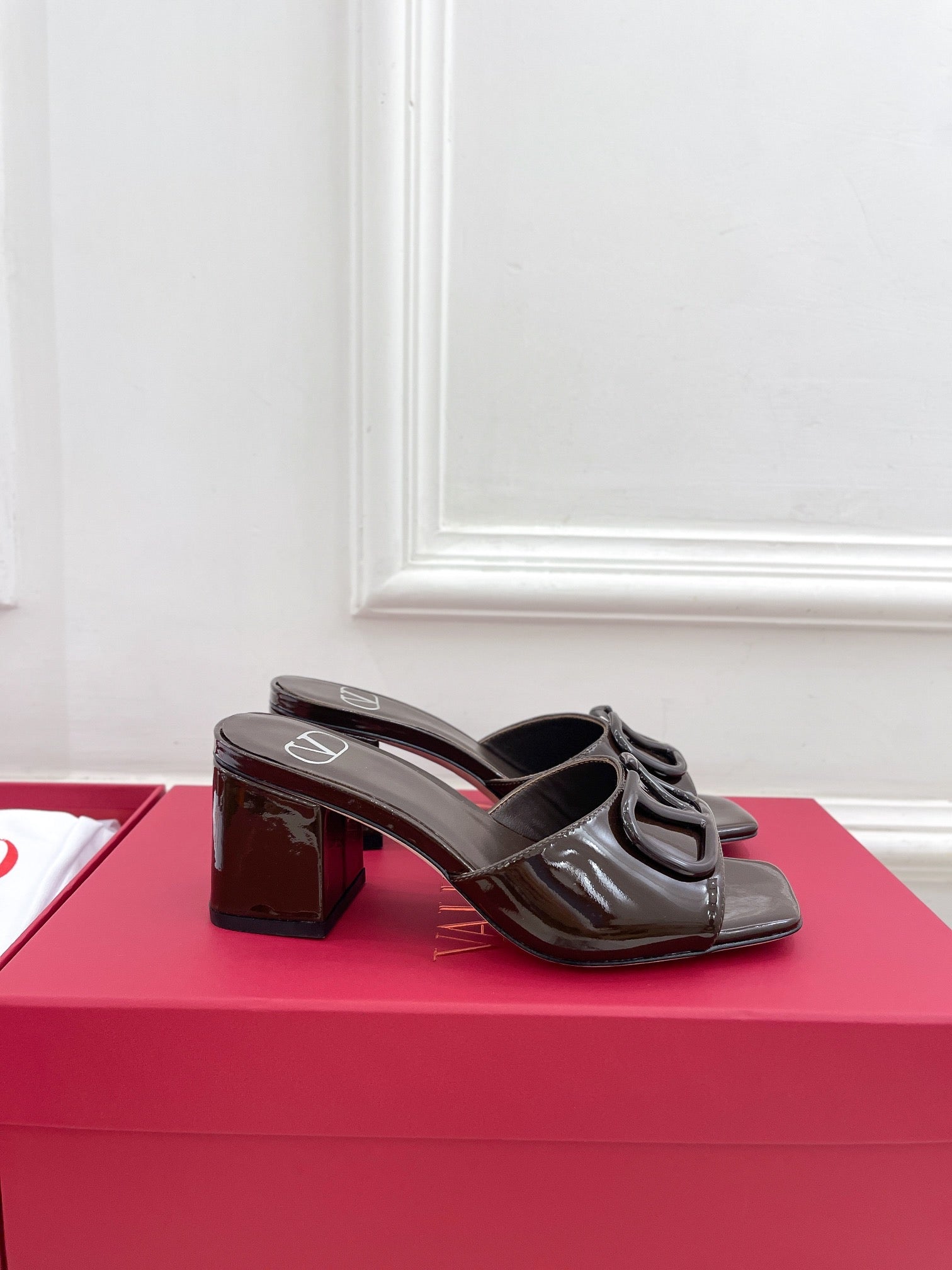 Vlogo 60 Patent Sandal Brown Leather