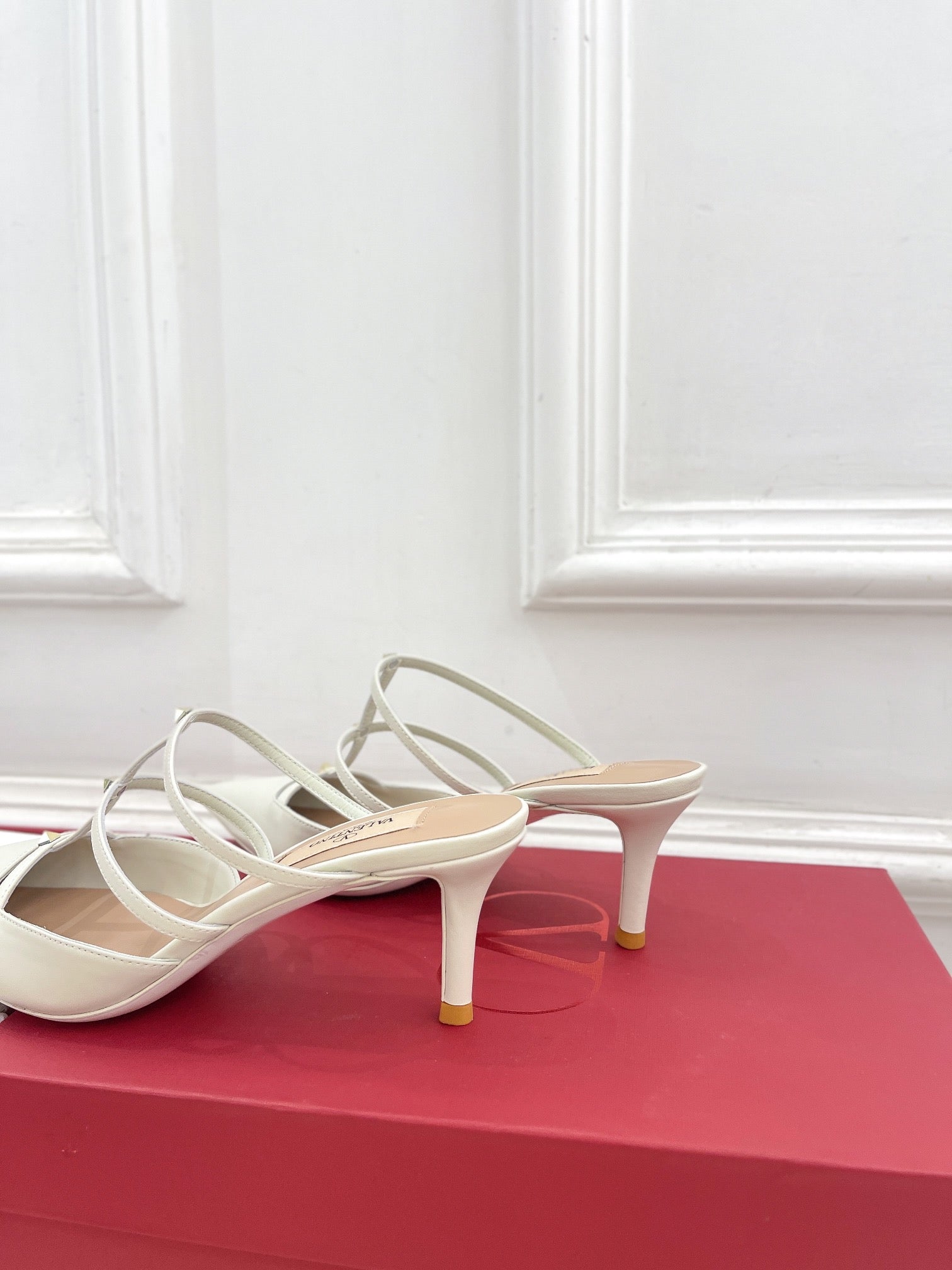 Rockstud Wispy White Calfskin Mule 60mm