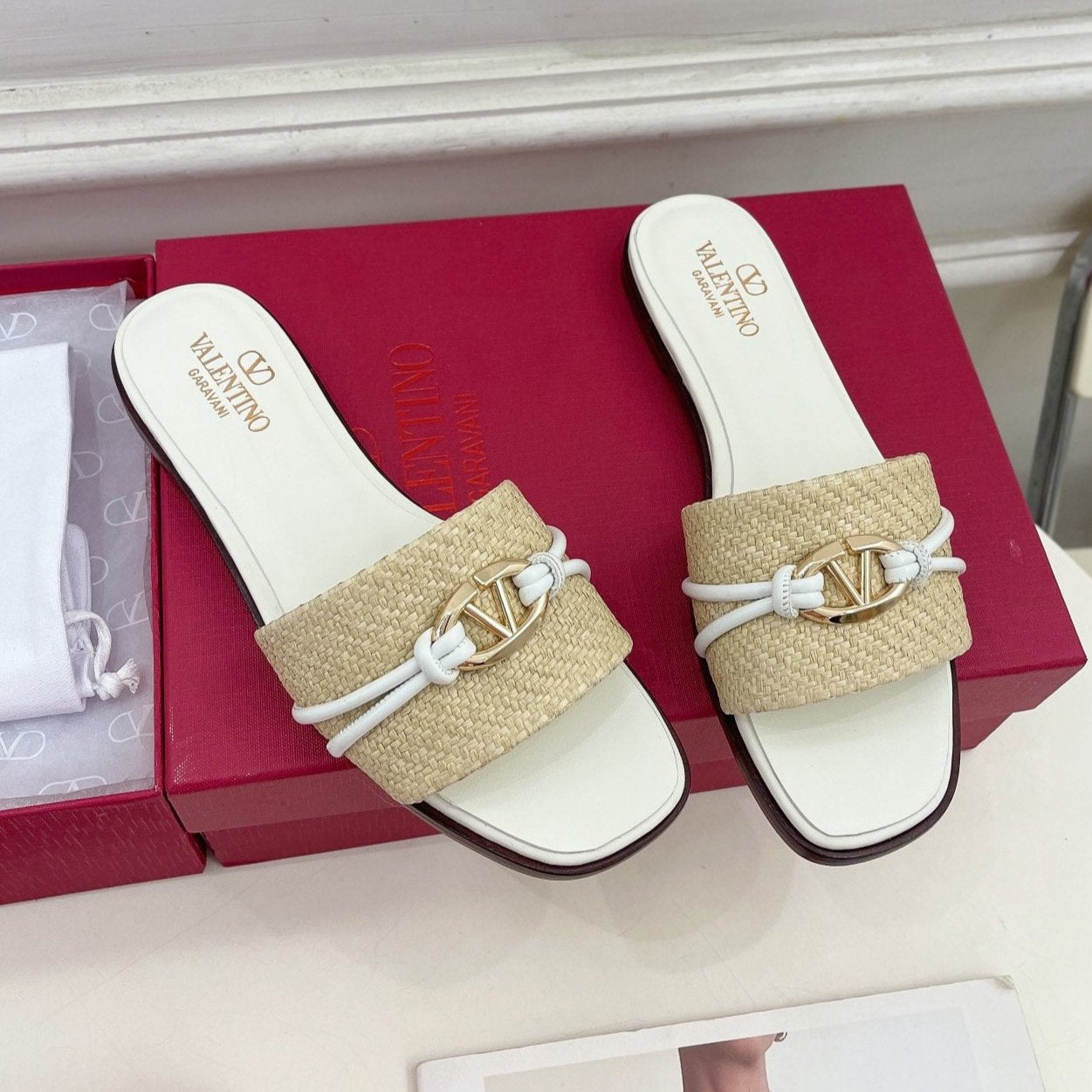 GARAVANI V LOGO SIGNATURE SLIDE IN BEIGE RAFFIA AND WHITE CALFSKIN
