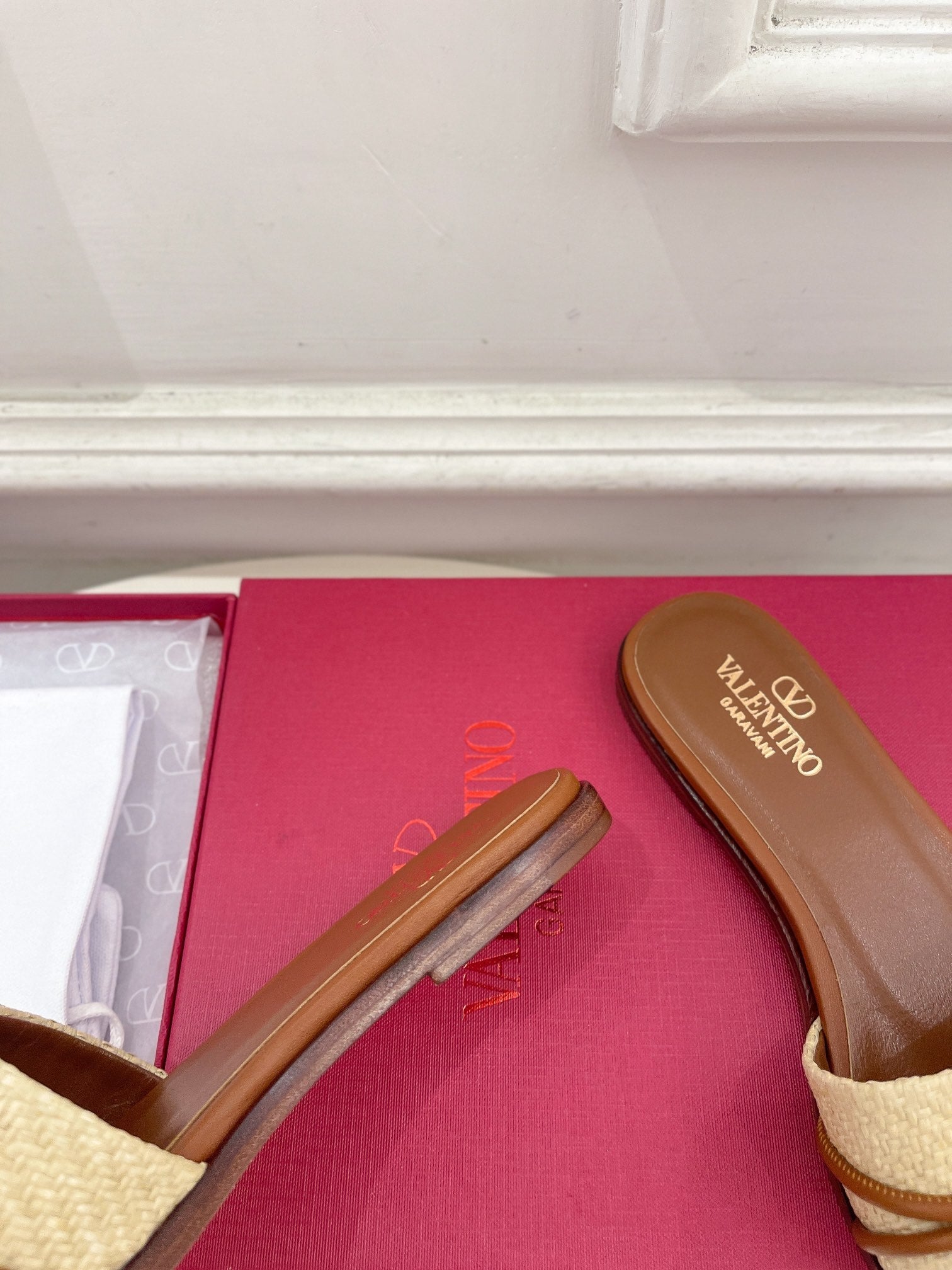 GARAVANI V LOGO SIGNATURE SLIDE IN BEIGE RAFFIA AND BROWN CALFSKIN