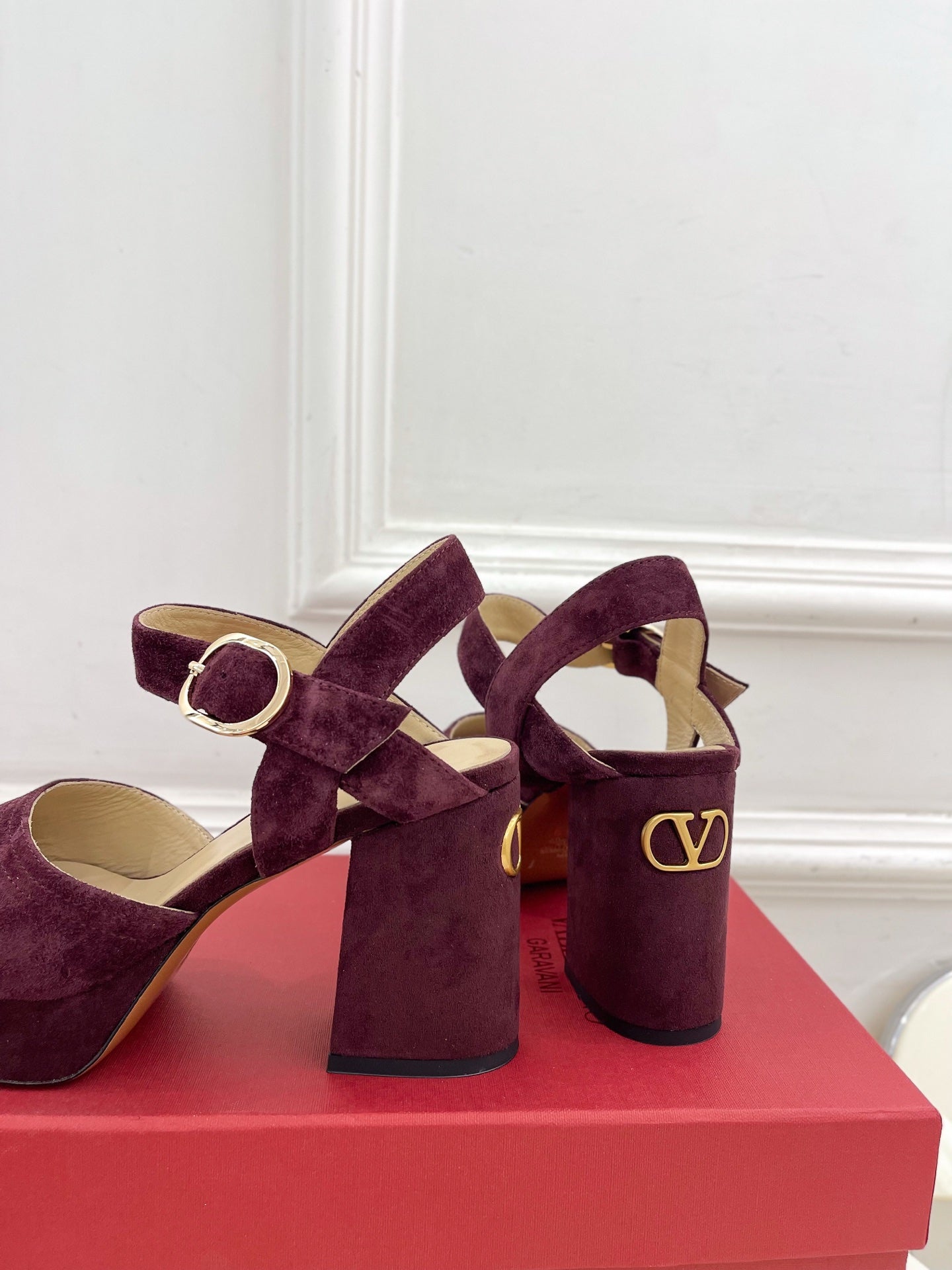 VT Garavani 25 Platform Ruby Red Suede 330965