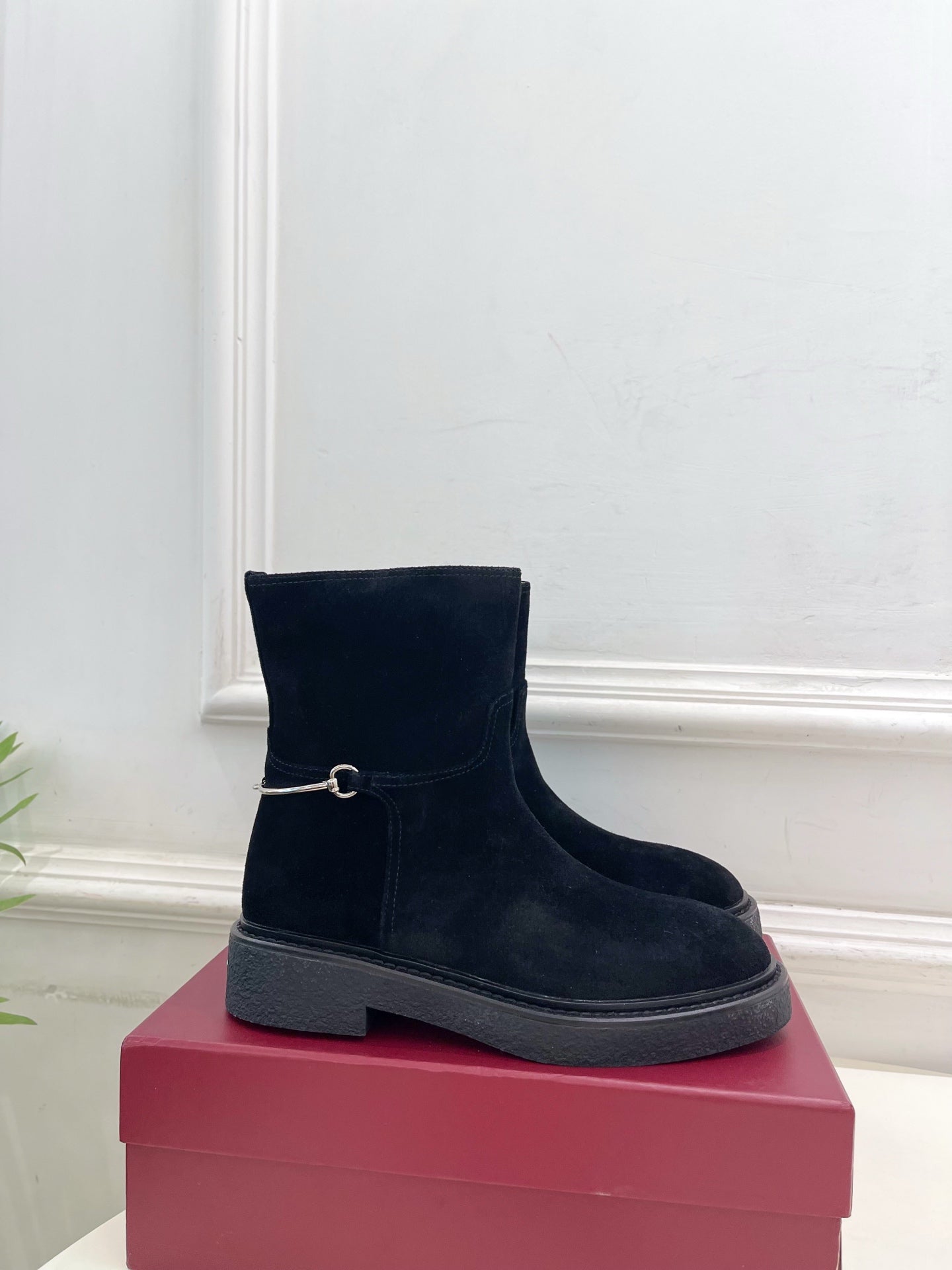 Gucci 25𝐬𝐬 horsebit ankle boots black suede 435374