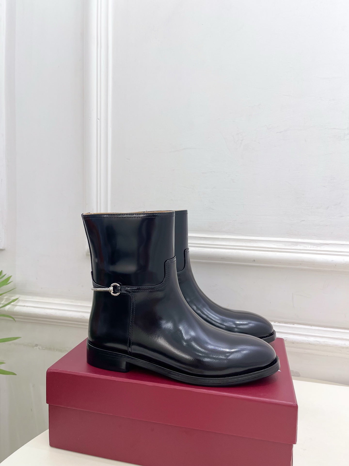 Gucci 25𝐬𝐬 horsebit  ankle boots black patent calfskin 435384