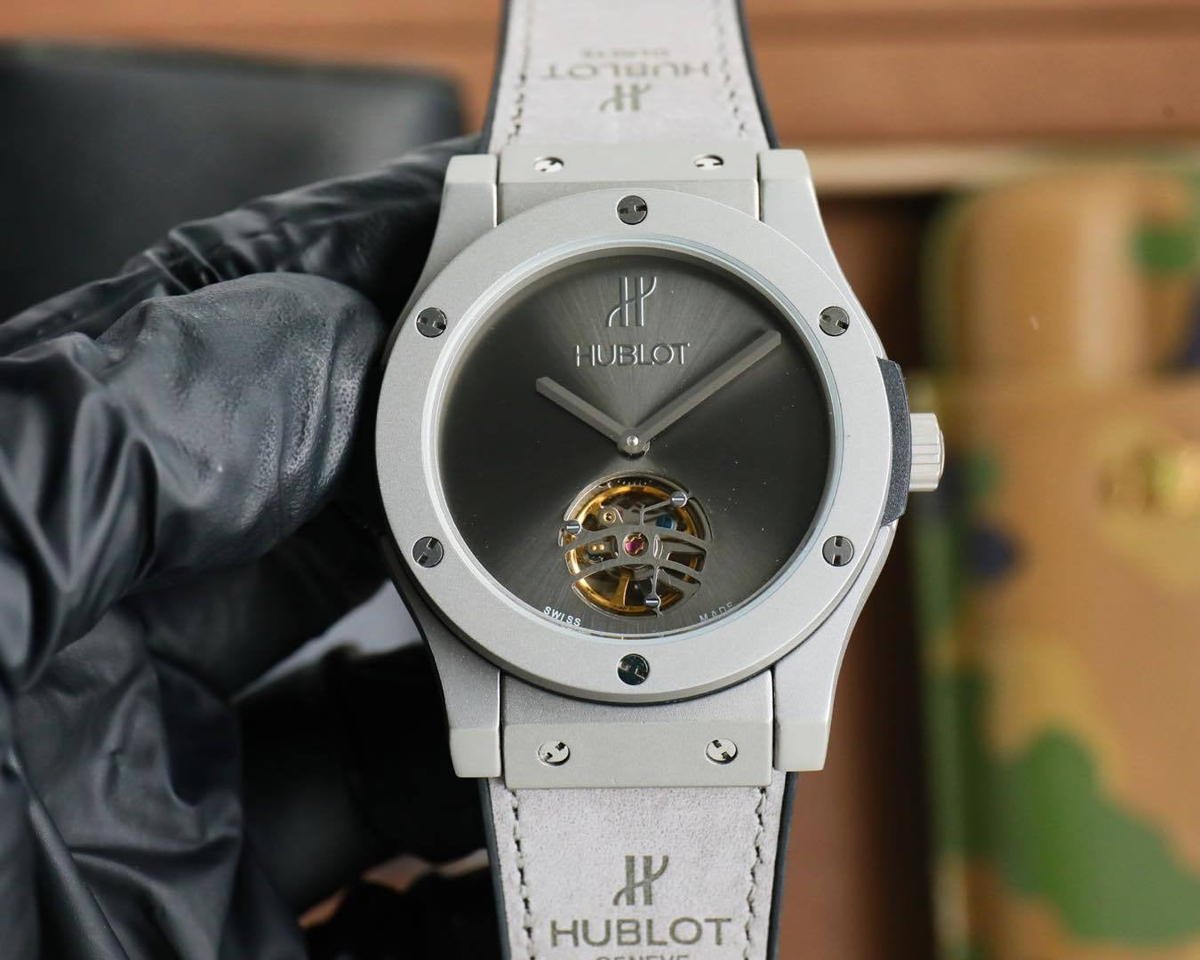 Elegant Hublot Classic Fusion in Titanium