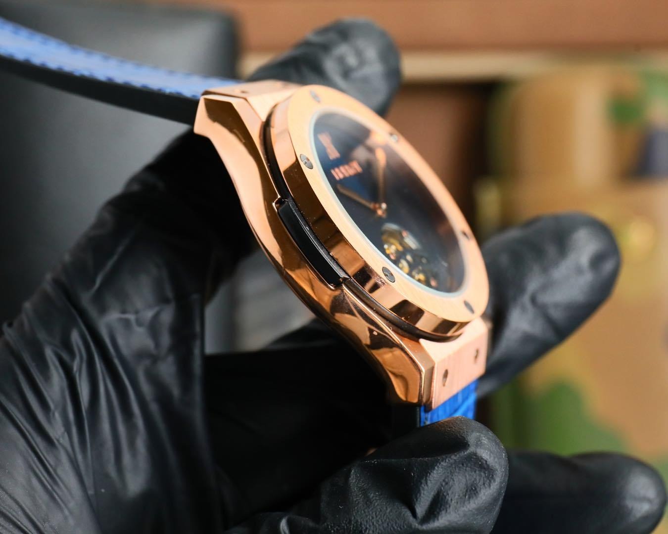 Elegant Hublot Classic Fusion in Titanium