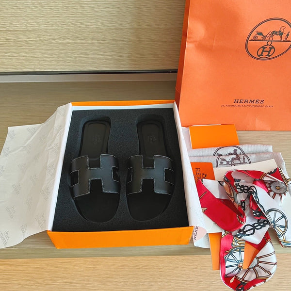 Hermès Oran Sandals in Black Leather with White Contrast Stitching