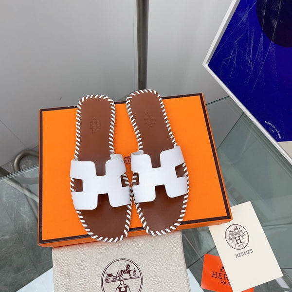 Hermès Oran Sandals in White Leather with Whipstitch Detail