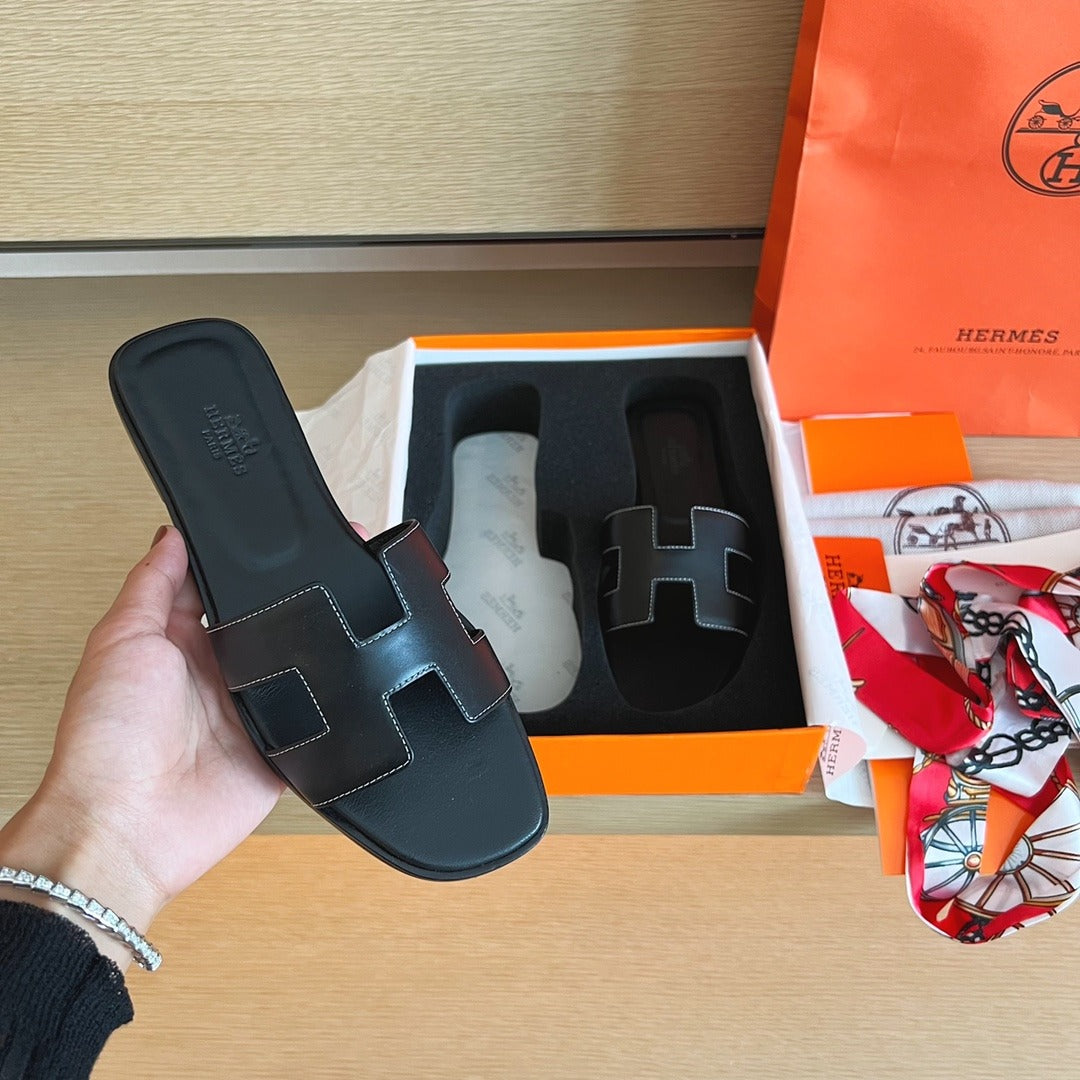 Hermès Oran Sandals in Black Leather with White Contrast Stitching